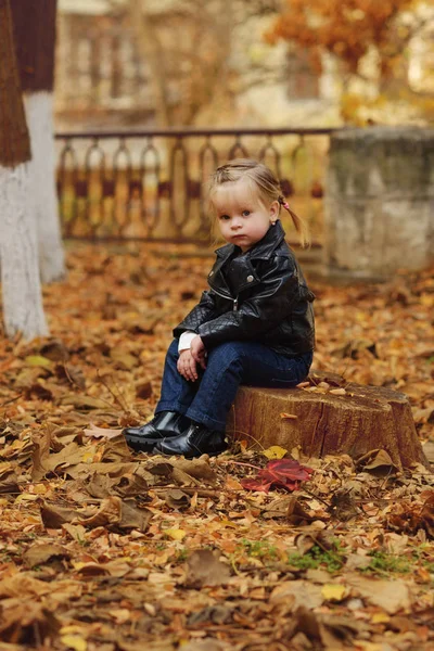 Дівчинка-малюк восени — стокове фото