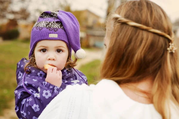 Toddler girl on mothers hands — Stock Photo, Image