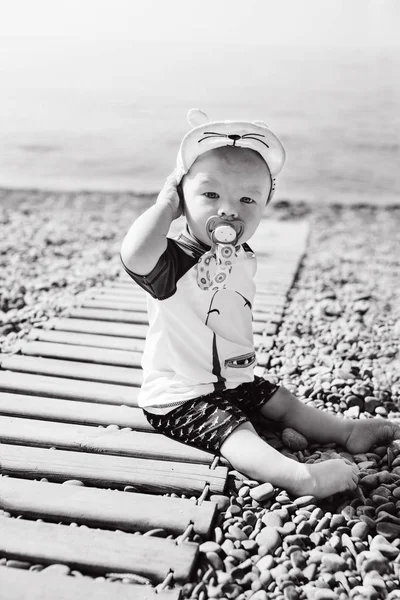 Pojke på stranden — Stockfoto