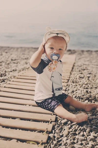 Babyjongen op het strand — Stockfoto