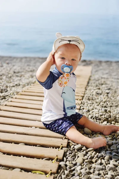 小男孩在沙滩上 — 图库照片