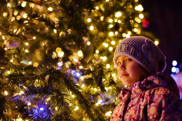 Girl in new year city — Stock Photo, Image