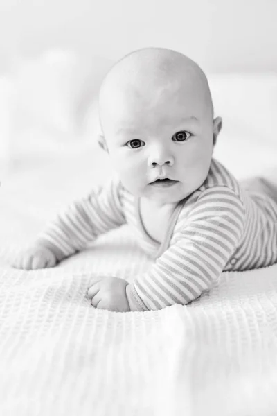 Engraçado bebê na cama — Fotografia de Stock