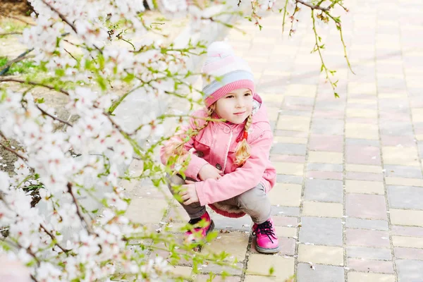 Liten flicka under våren — Stockfoto