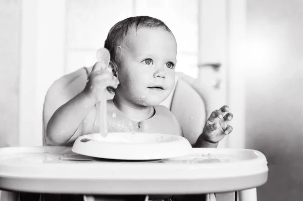 Sujo bebê comer — Fotografia de Stock