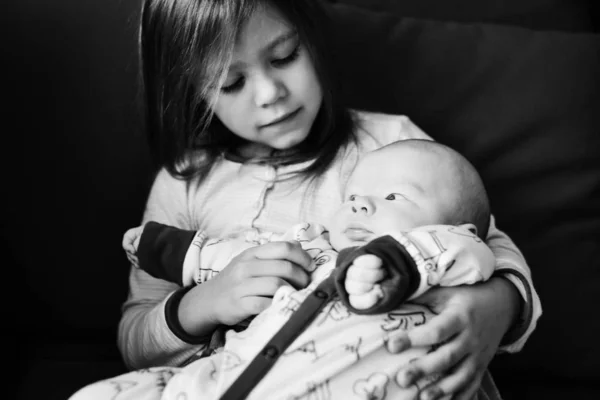 Sorella holding neonato fratello — Foto Stock