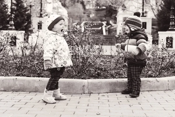 Yürüyüşe çıkmış iki komik kız. — Stok fotoğraf