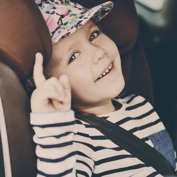 Niño feliz en el asiento del coche —  Fotos de Stock