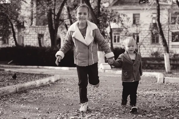 Fun in fall park — Stock Photo, Image