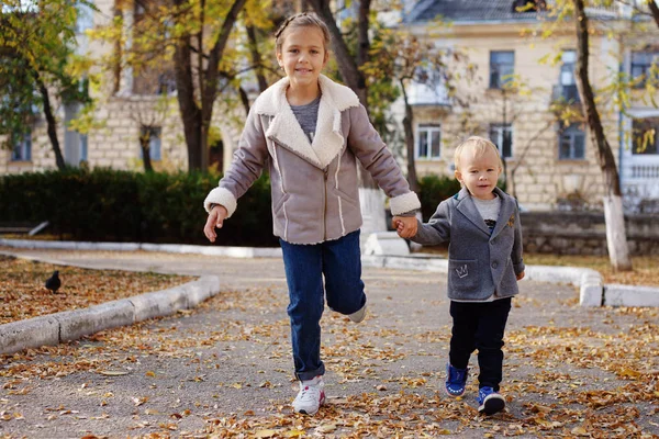 Spaß im Herbstpark — Stockfoto