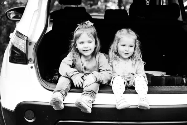 Orman Arabada Otururken Yürümeye Başlayan Kızlar Gülerek — Stok fotoğraf