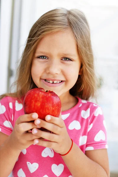 Malá Vtipná Dívka Jíst Velké Červené Jablko — Stock fotografie