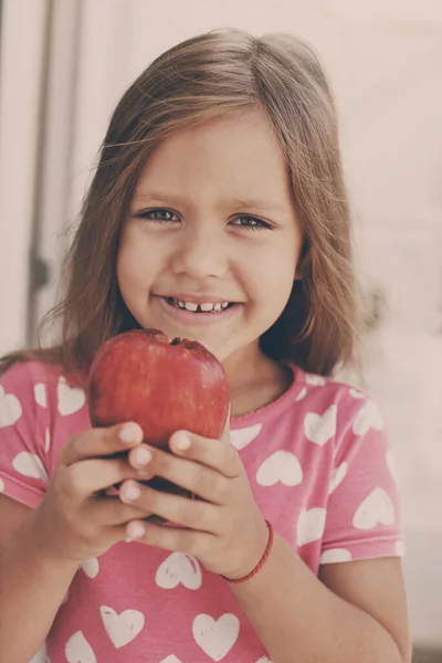 Kleines Lustiges Mädchen Isst Großen Roten Apfel — Stockfoto