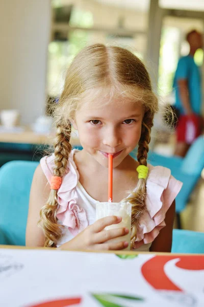 Αξιολάτρευτο Κοριτσάκι Πόσιμο Milkshake Στο Καφέ Καλοκαίρι — Φωτογραφία Αρχείου
