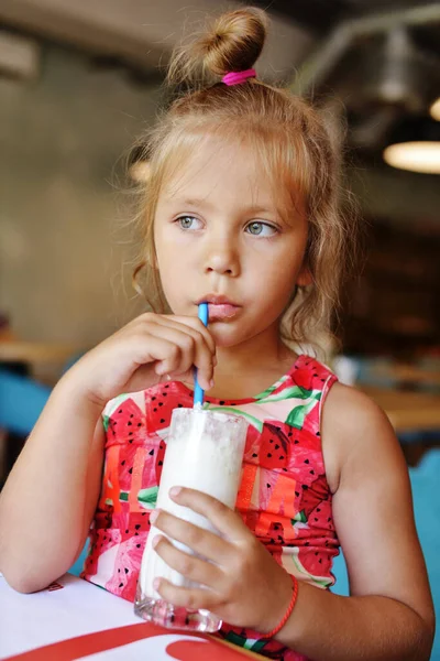 Entzückendes Kleines Mädchen Trinkt Milchshake Café — Stockfoto