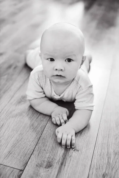 Bambino Sdraiato Sul Pavimento Legno Casa — Foto Stock
