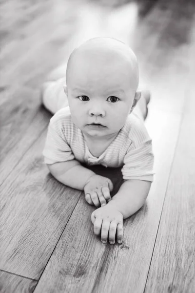 Baby Laying Woodan Floor Home — Stock Photo, Image