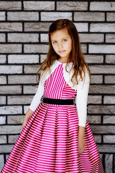 Όμορφο Κοριτσάκι Φορώντας Ριγέ Φόρεμα Μόδας — Φωτογραφία Αρχείου