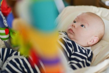 fedai sandalyede döşeme ve oynamak oyuncak bebek