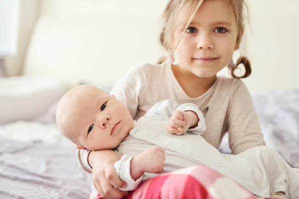 Gadis Kecil Yang Lucu Dan Bayi Laki Laki Yang Baru — Stok Foto