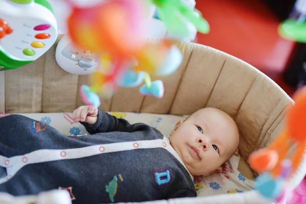 婴儿在婴儿床里看着彩色的婴儿手机 — 图库照片