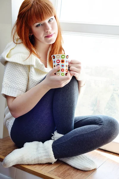 Pelirroja Casa Con Una Taza Cerca Ventana —  Fotos de Stock