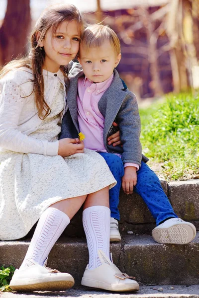 Giovane Sorella Fratello Minore Sono Felici Insieme All Aperto Amore — Foto Stock