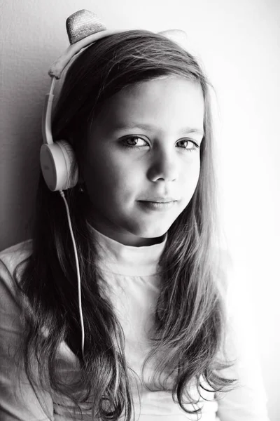 Dívka Poslouchá Hudbu Doma — Stock fotografie