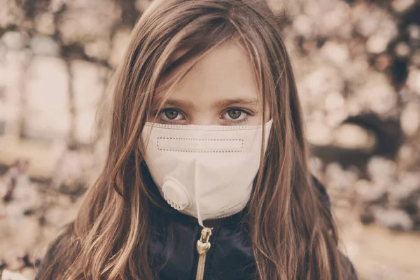 Girl Face Protective Mask City Outdoor — Stock Photo, Image
