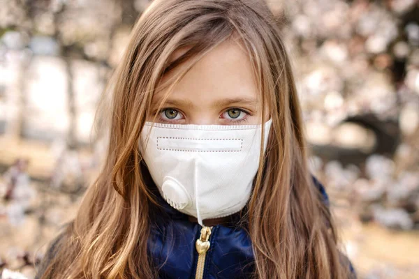 Girl Face Protective Mask City Outdoor — Stock Photo, Image