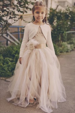 Evin yakınındaki küçük güzel prenses kız.