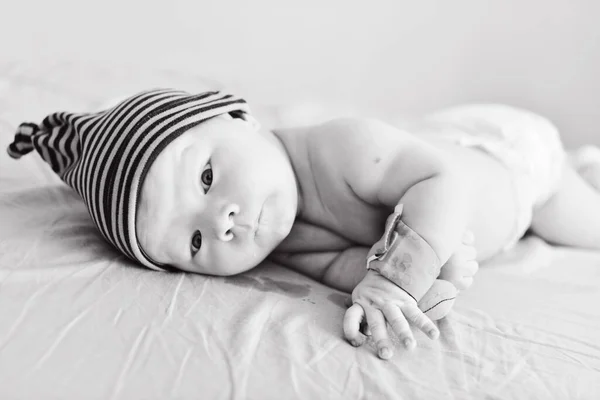 Baby Sängen Med Leksak Handleden — Stockfoto