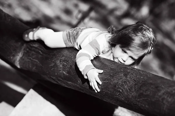 ウォークに登る面白い幼児の女の子 — ストック写真
