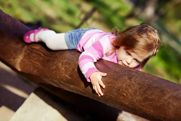 Grappig Peuter Meisje Klimmen Wandeling — Stockfoto