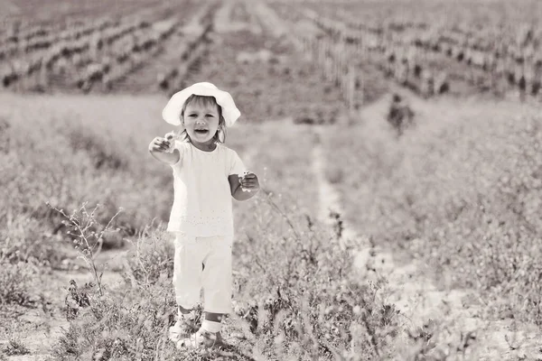 黄色の草原の幸せな幼児の女の子 — ストック写真