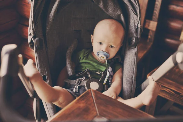 夏の間にベビーカーで幸せな赤ちゃん — ストック写真