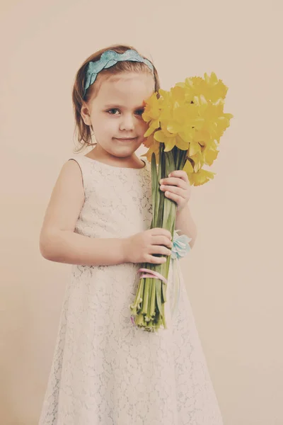 Lustiges Kleines Mädchen Mit Einem Strauß Narzissen — Stockfoto