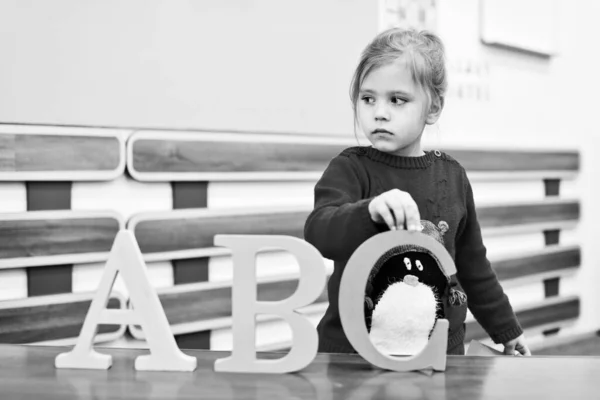 Peuter Grappig Meisje Spelen Met Houten Letters — Stockfoto