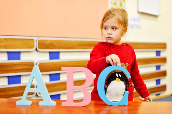 Criança Engraçado Menina Brincando Com Letras Madeira — Fotografia de Stock