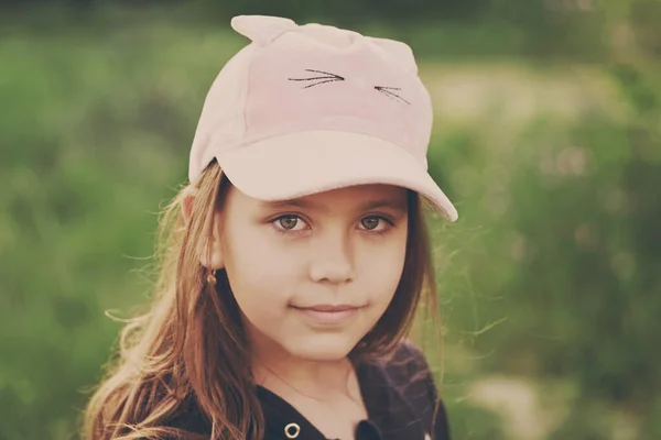 Retrato Bonito Menina Vestindo Boné — Fotografia de Stock