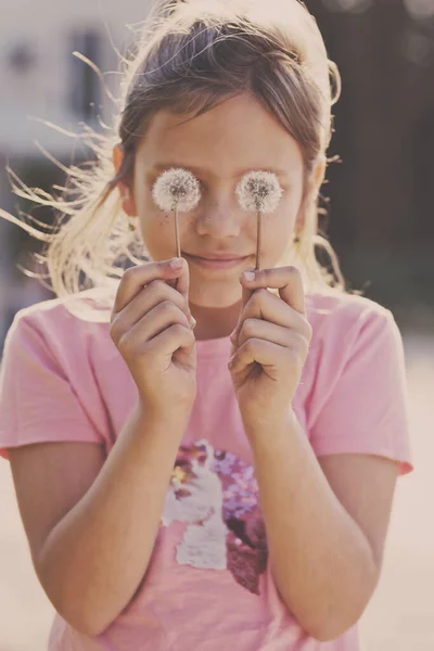 Zabawna Dziewczynka Dmuchawcami Pobliżu Oczu — Zdjęcie stockowe