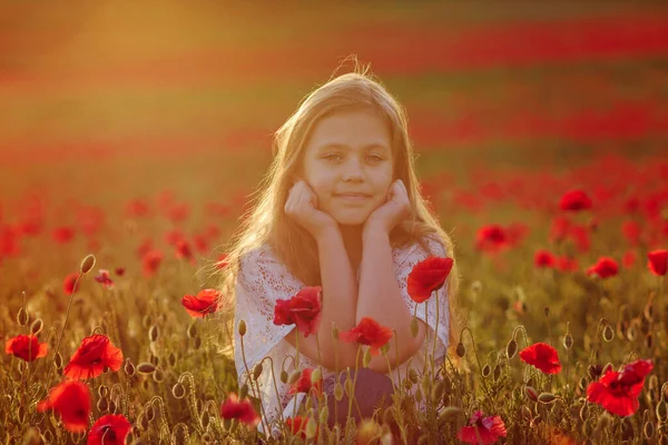 Klein Meisje Popply Veld Bij Zonsondergang Tijd — Stockfoto