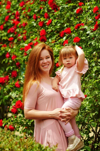 Gelukkig Familie Bloesem Rozen Tuin — Stockfoto