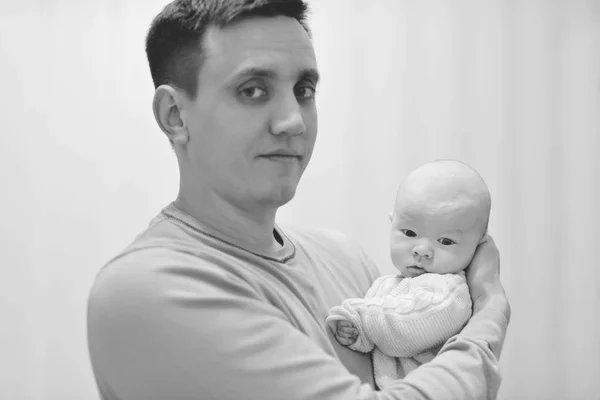 Padre Esta Sosteniendo A Su Hijo Recien Nacido Cuidado De Ninos Bebe Stock Photo