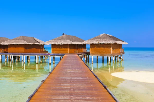 Bungalows en isla tropical de Maldivas — Foto de Stock