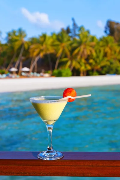 Fruchtcocktail am Strand der Malediven — Stockfoto