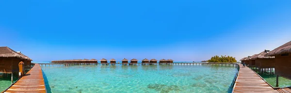 Bungalows on tropical Maldives island — Stock Photo, Image