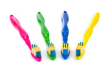 Beyaz arkaplanda diş fırçaları izole