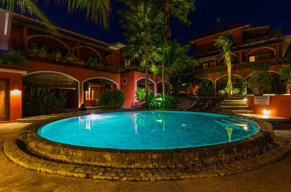 在印度尼西亚巴厘岛上的酒店游泳池 — 图库照片