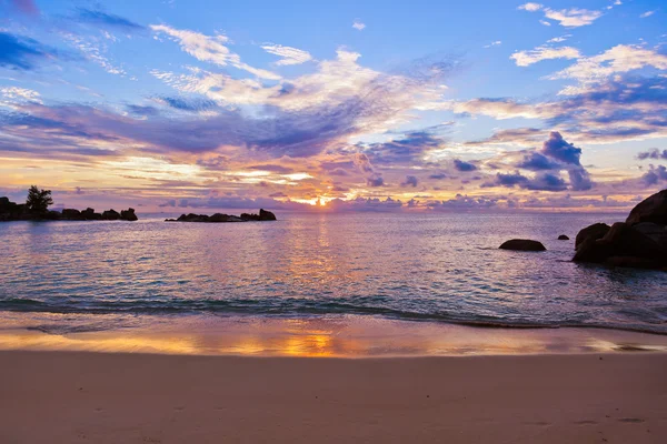 Plage tropicale des Seychelles au coucher du soleil — Photo